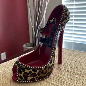 High heel Wine bottle holder and stopper set